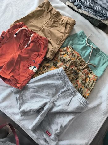 Lot shorts garçon 24 mois.