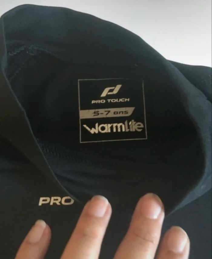 Sous pull thermique de sport garçon très bon état taille 7 ans couleur noir - photo numéro 4