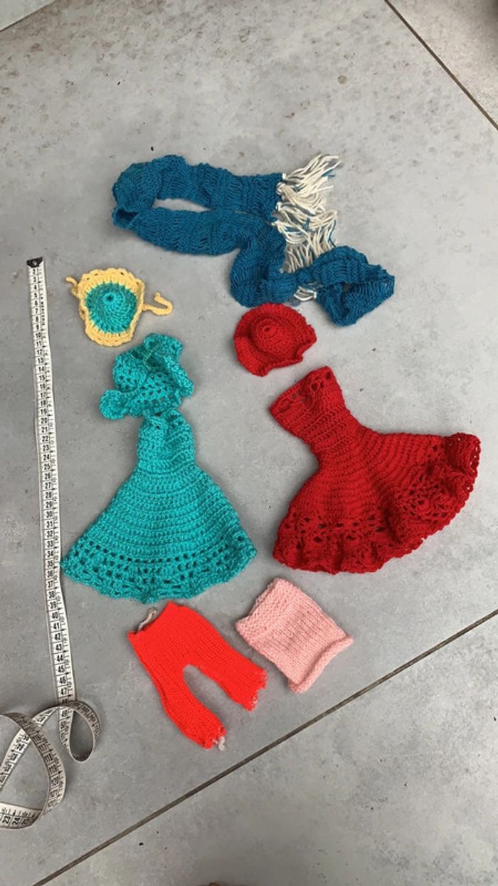 Lot accessoires vêtement poupée barbie tricoté