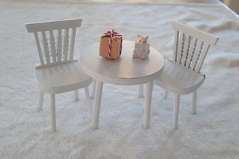 Lot de 2 chaises avec table en bois blanc