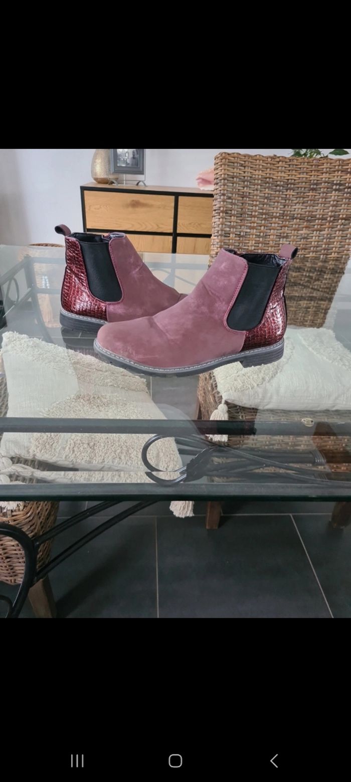 Très jolie bottines en nubuck bordeaux