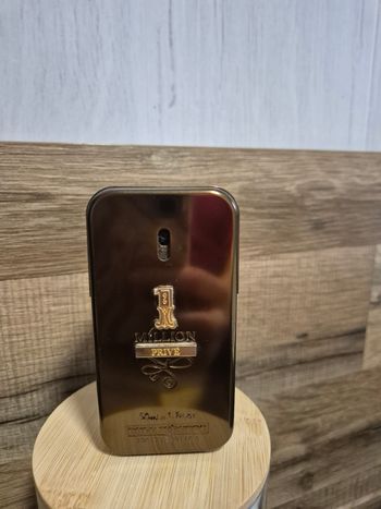 Bouteille de parfum vide pour collection.