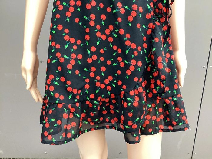 Robe portefeuille cerises Wednesday’s Girl – Taille XXS (convient S à petit M) - photo numéro 6