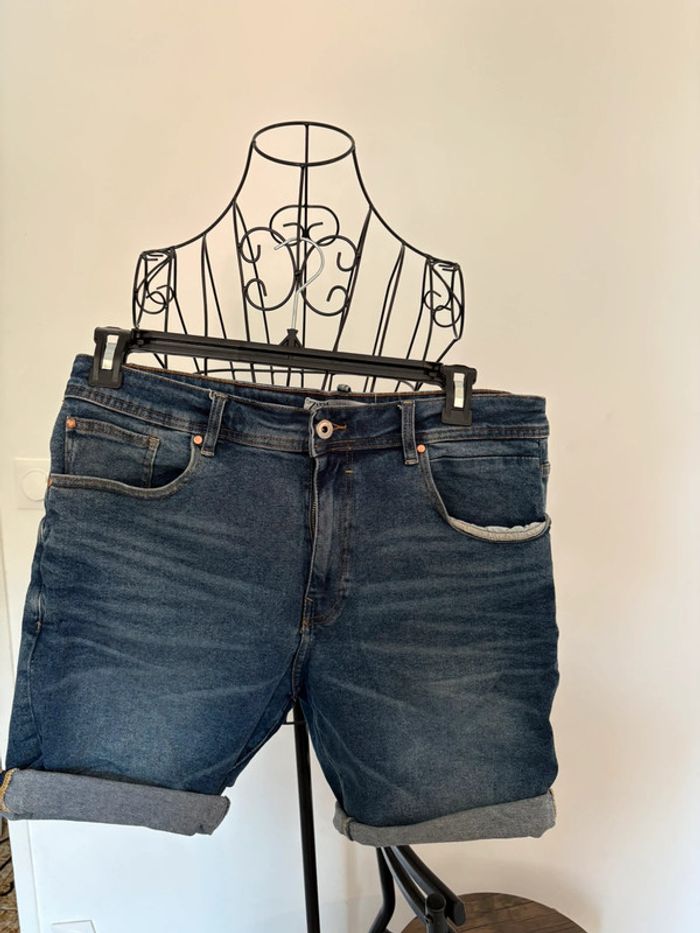 Short en jean bleu Zara, taille 46 EUR (équivalent XL).