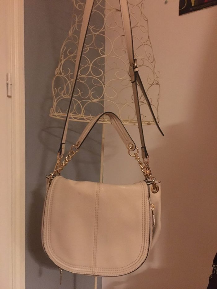 Sac bandoulière beige et détails dorés