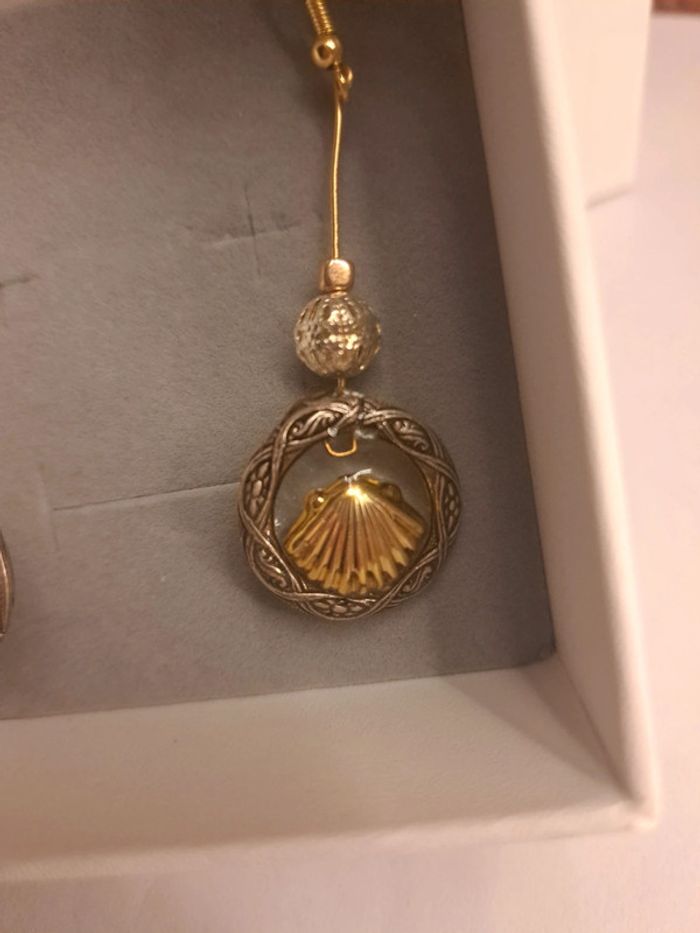 Boucles d'oreilles pendante en résine coquillages doré - photo numéro 7
