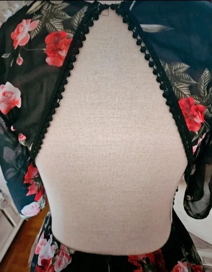 Combi short noir fleurs rouges dos nu Taille 36/38 Neuf - photo numéro 5