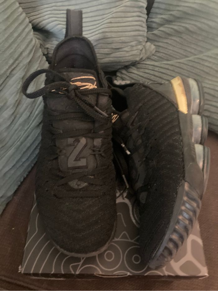 Nike Lebron 16 Black and Gold taille 40,5 - photo numéro 3