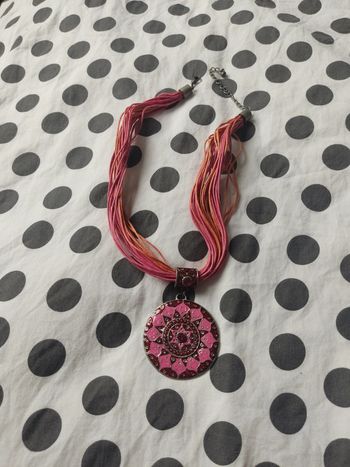 Collier médaillon et fil