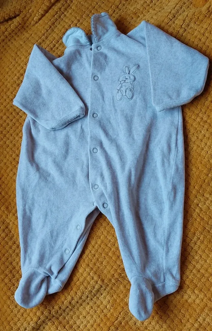 Grenouillère grise - velours doux, Kiabi en très bon état, taille 3 mois