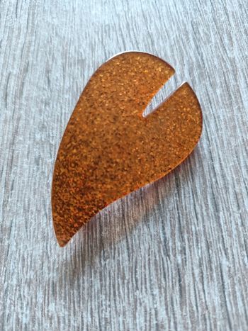 Jolie broche en résine neuve