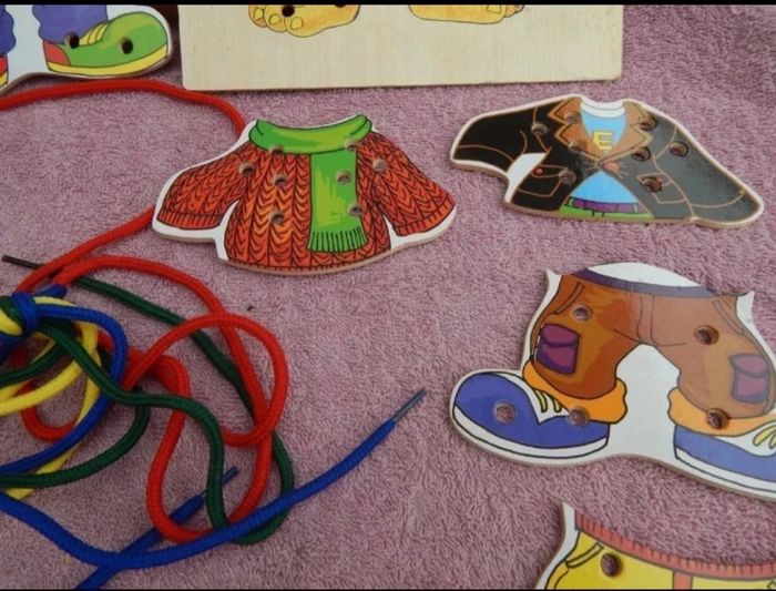 Personnage en bois à habiller avec lacets à enfiler.  Jeu de laçage. montessori. neuf. - photo numéro 4
