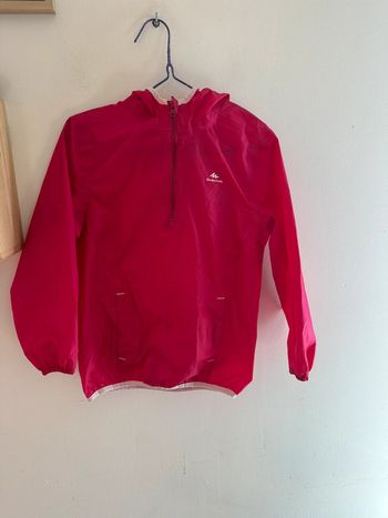 Imperméable rose, fille quechua