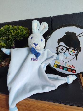 doudou plat picot lapin bleu clair noeud papillon blanc violet rose DD003487