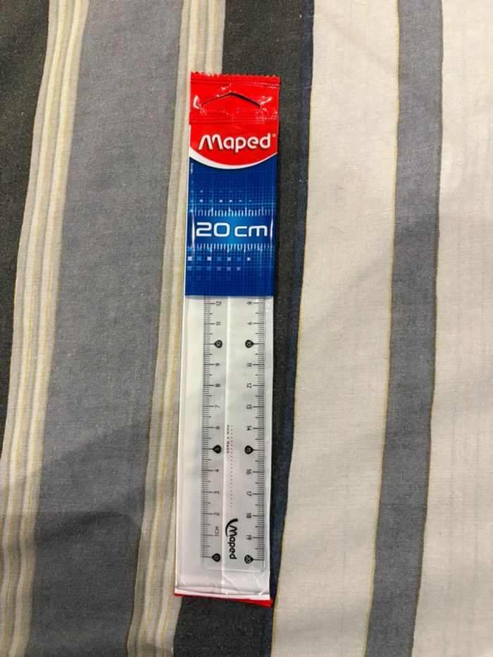 Réglé neuve 20 cm Maped