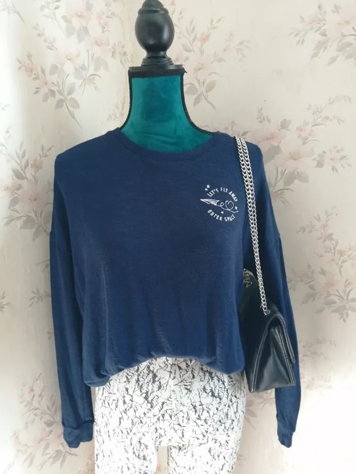 Pull fin bleu marine avec noeud en bas et broderie avion et message / gémo / (L)