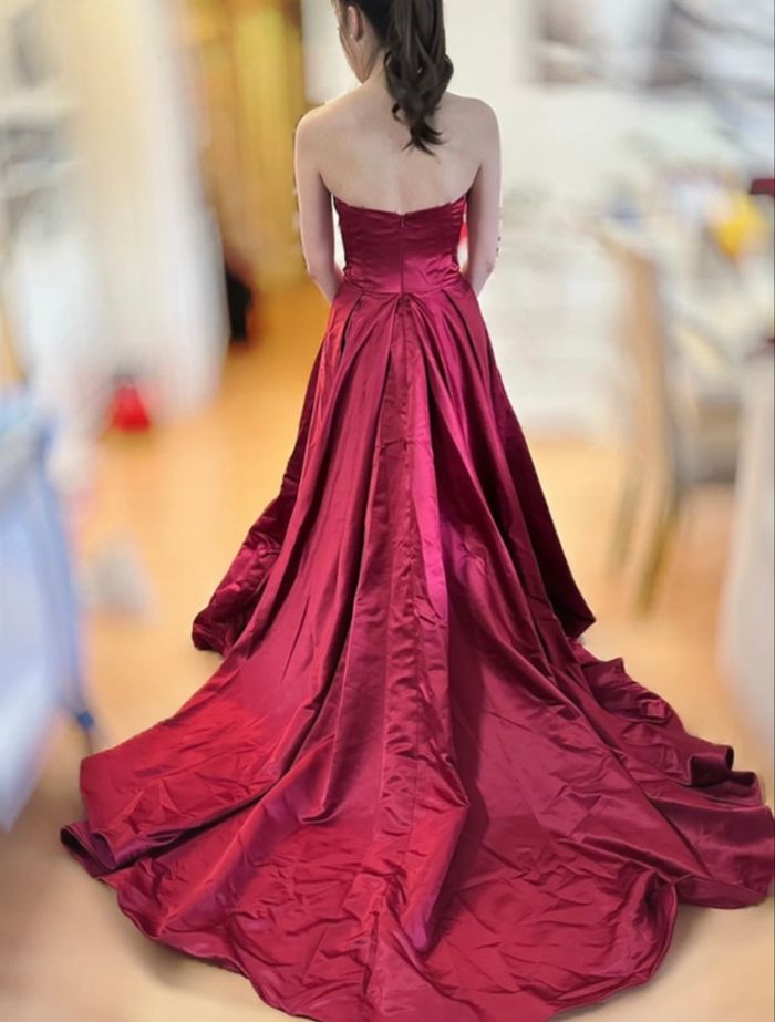 Robe de soirée rouge bordeaux bustier et manche en dentelle amovible - photo numéro 2