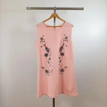 Robe courte droite rose sans manches broderie florale noire romantique taille 44 estimée A1332