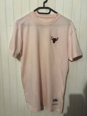 Tee shirt rose Chicago Bull