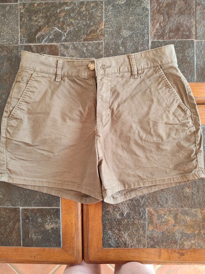 Short kaki - photo numéro 3