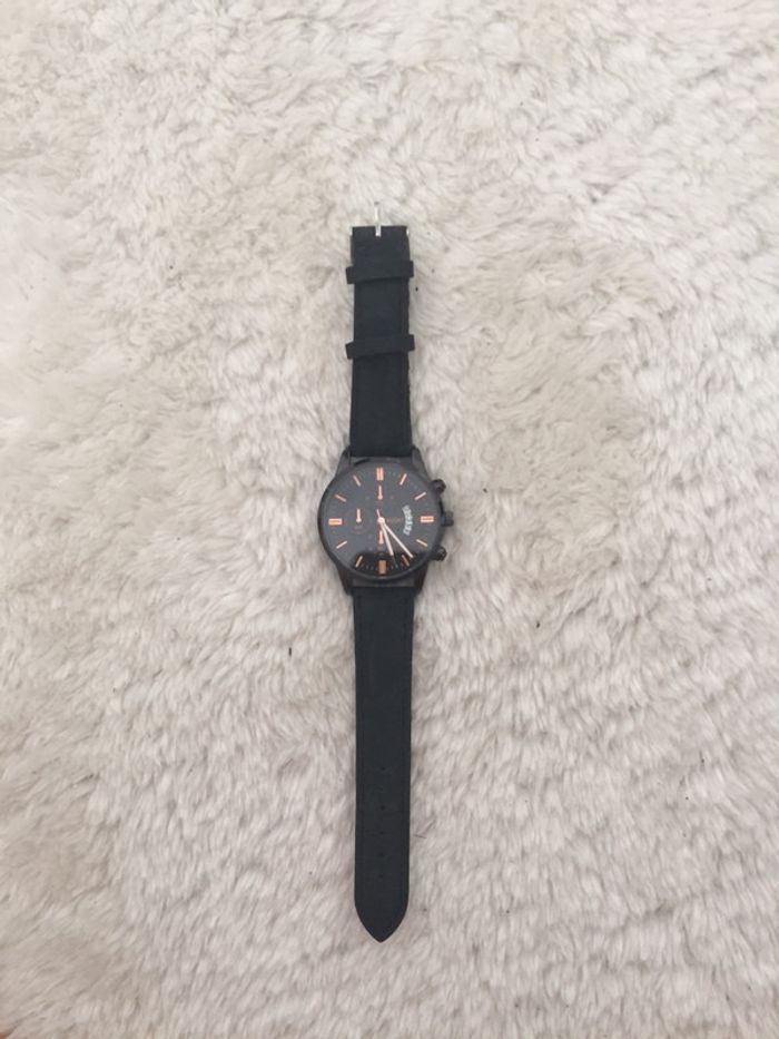 Montre noir effet cuir