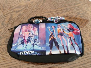 Trousse kpop +2  bracelets