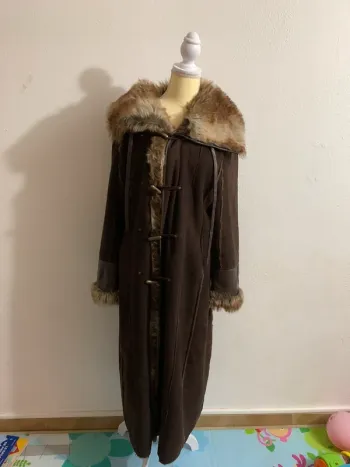 Manteau long marron en suédine avec fausse fourrure – Taille 46