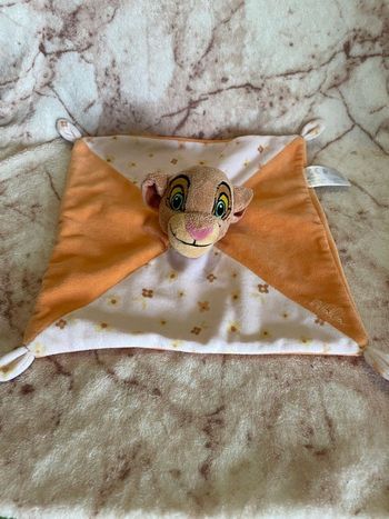 Doudou plat Nala Roi Lion orange blanc fleurs Disney Simba Toys