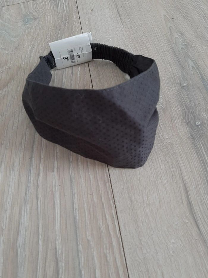 Bandeau neuf, gris foncé à petis points. Kiabi, taille 3/6mois