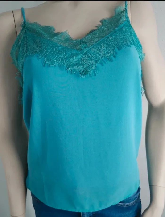 Top bretelles marque Ikoone & Bianka taille S encolure style dentelle neuf avec étiquette