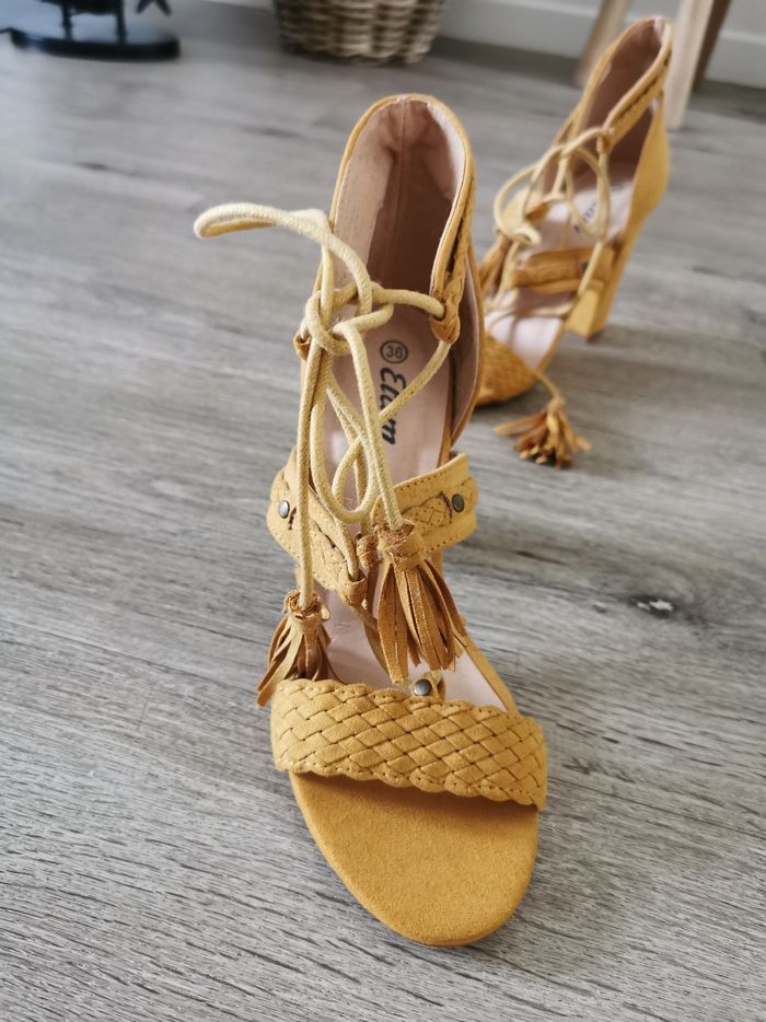 Sandales à talons Jaune Moutarde - photo numéro 3