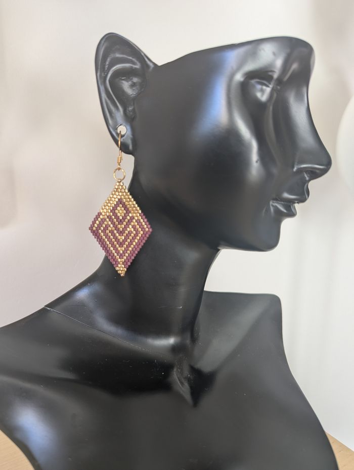 Boucles d'oreilles pendantes / losange / prune et doré / tissage /  miyuki