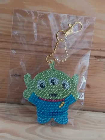 Porte clé recto / verso alien en Diamond painting