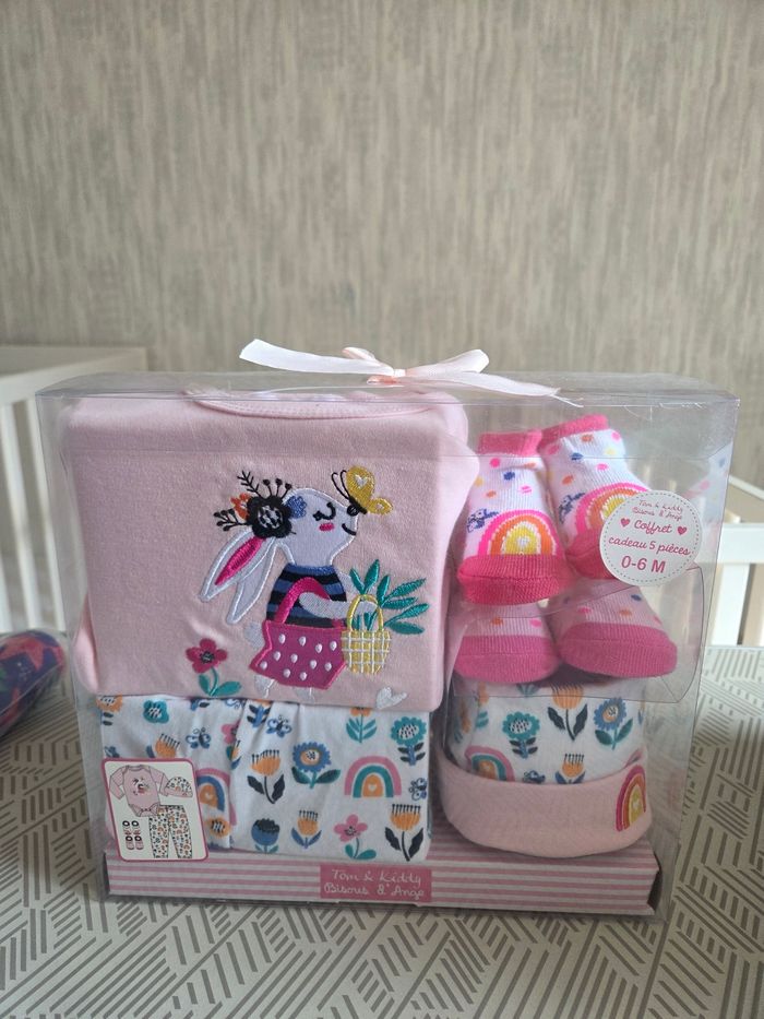 Coffret naissance 5 pièces rose neuf