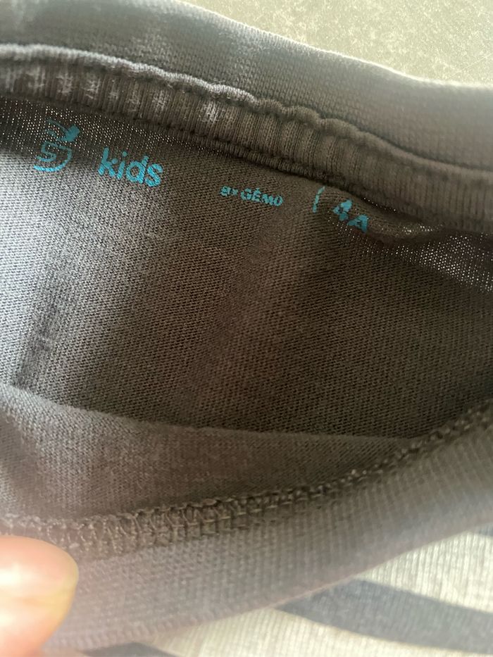 T-shirt en bon état, à part la couleur un peu passée taille quatre ans, marque gémo - photo numéro 6