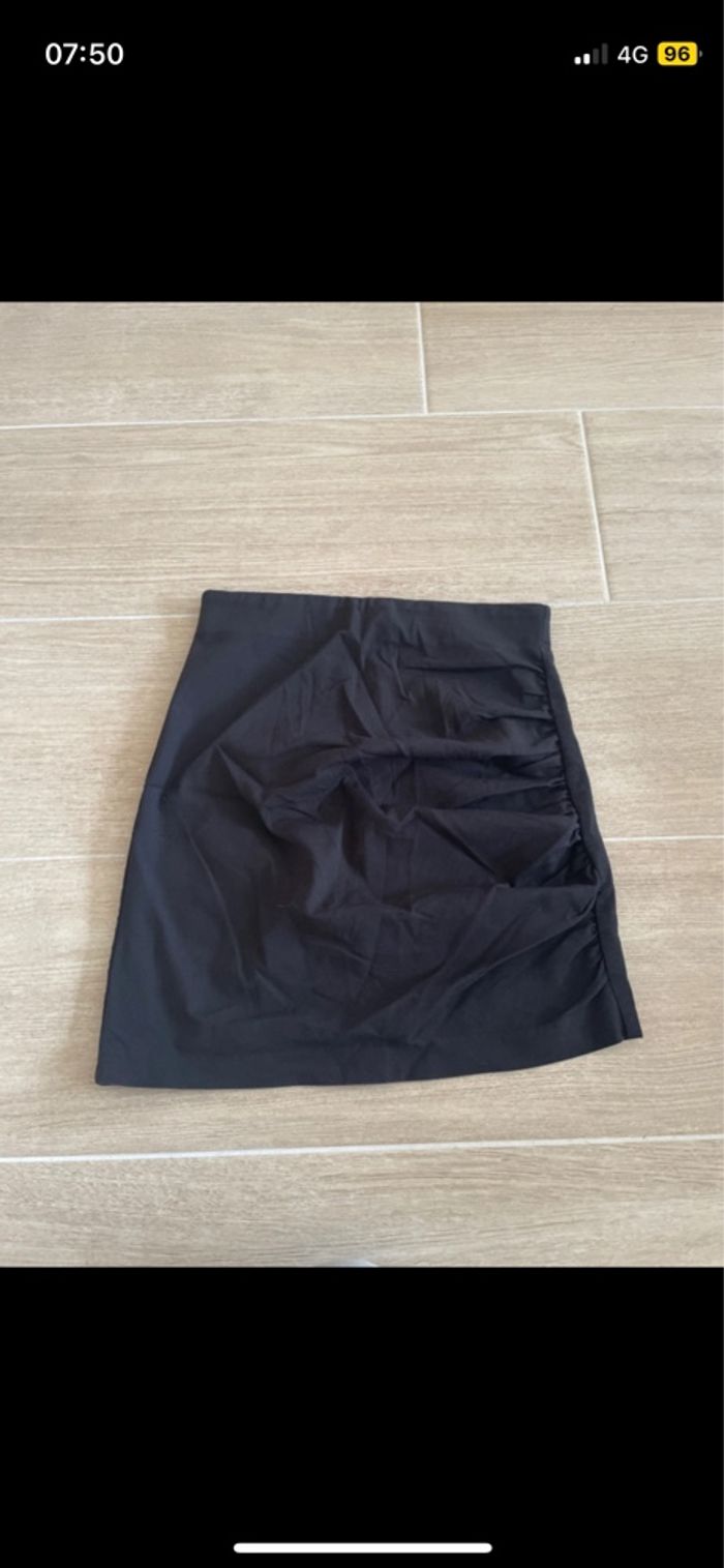 Minijupe noir effet plissé sur le côté - photo numéro 2