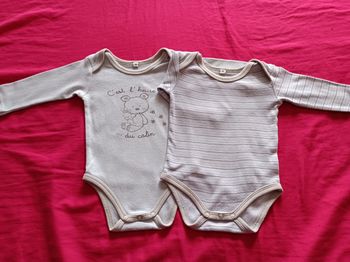 Bodies taille 9 mois