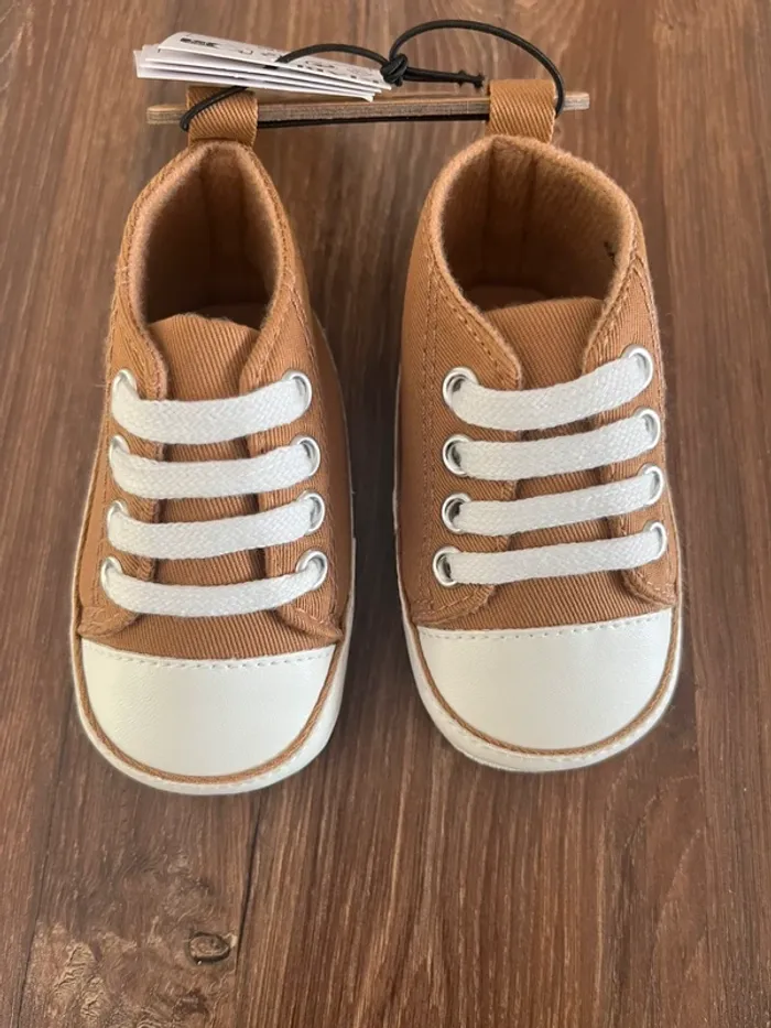 Chaussure bébé 6/9mois neuves - photo numéro 2