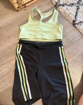 Ensemble sport short cycliste adidas noir et vert avec brassière