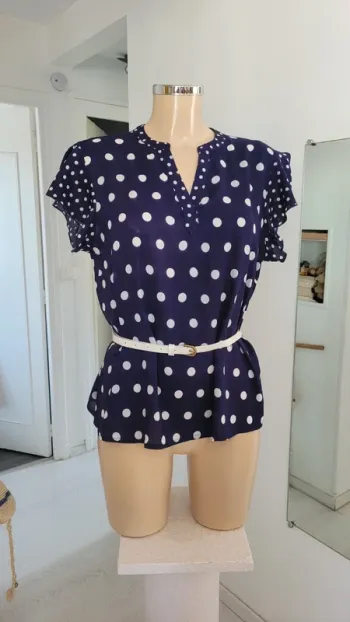 Haut bleu marine à gros pois blancs