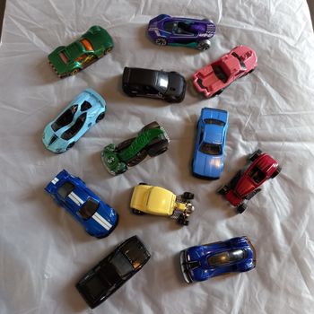 12 petites voitures "Hotwheels"