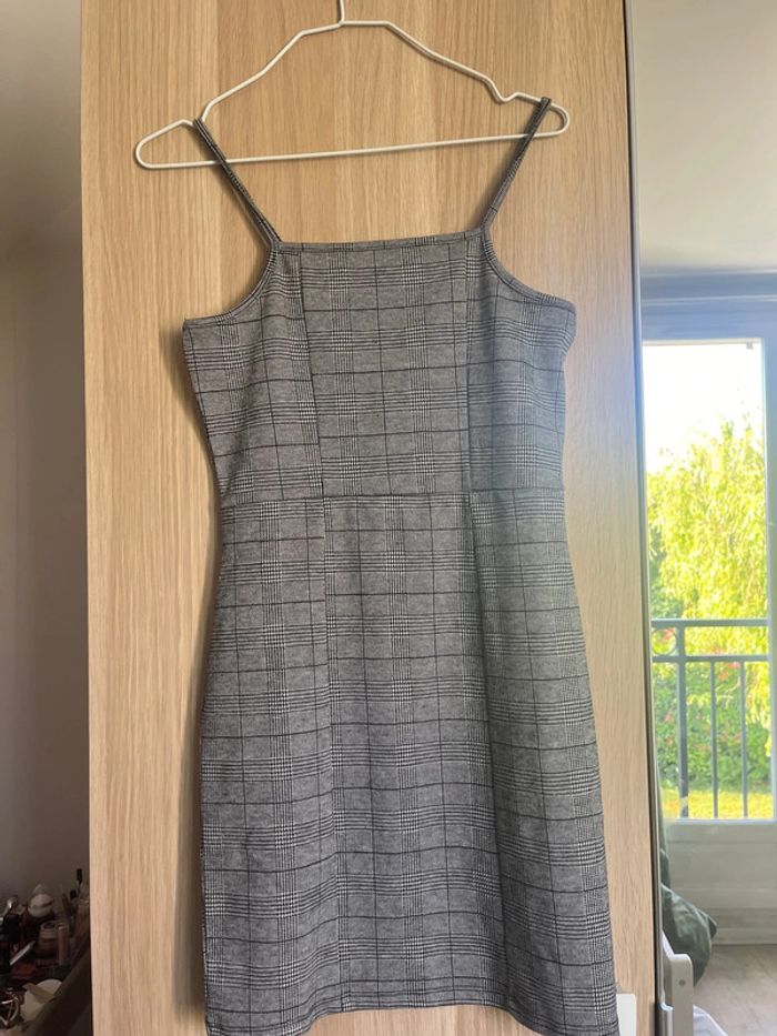 Robe noire et blanche