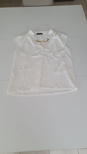 Blouse blanche en s avec une chaine