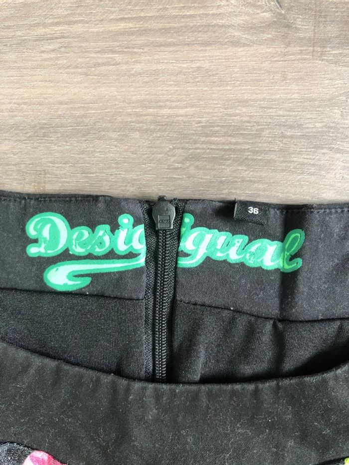 Très belle robe Desigual taille 36 noire et imprimée - photo numéro 2