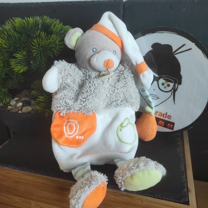 Doudou marionnette ours baby nat Oscar ourson gris orange o pomme bn099 Bonnet