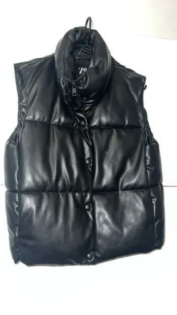 Doudoune Zara taille M quasi neuve mais avec 2 mini griffe