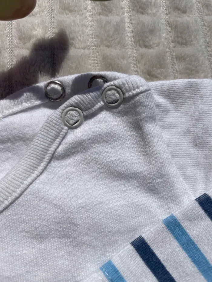 Petit pull blanc avec rayures bleu - 6 mois - photo numéro 5