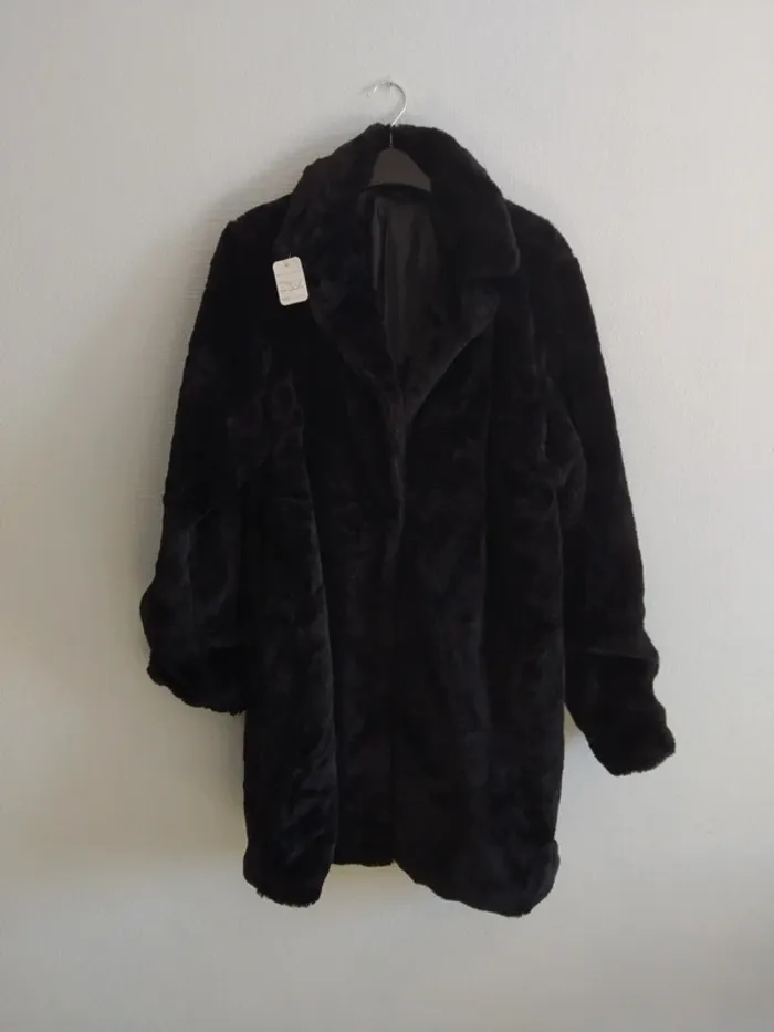 Joli manteau fausse fourrure taille L