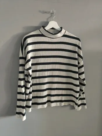 Pull blanc & noir stradivarius