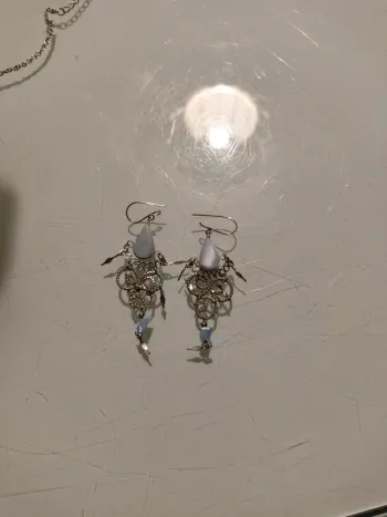 Boucles d’oreilles pendantes bleues et argentées